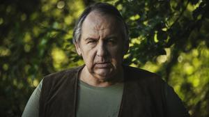 ARD/SWR TATORT: MIKE & NISHA, "Fernsehfilm Deutschland 2025", am Sonntag (09.11.25) um 20:15 Uhr im ERSTEN. Erwin Ramthor (Erwin Bachofner) ist seinen Nachbarn in herzlicher Feindschaft verbunden. © SWR/Benoît Linder, honorarfrei - Verwendung gemäß der AGB im engen inhaltlichen, redaktionellen Zusammenhang mit genannter SWR-Sendung und bei Nennung "Bild: SWR/Benoît Linder" (S2+). SWR Presse/Bildkommunikation, Baden-Baden, Tel: 07221/929-22202, foto@swr.de