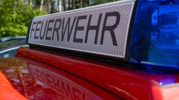 „Feuerwehr“ ist auf dem Dach eines Einsatzfahrzeugs zu lesen. (Symbolbild)