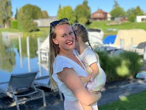 Julia Panknin mit ihrer Tochter.