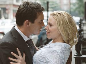 ONE MATCH POINT, "Match Point", am Samstag (08.11.25) um 20:15 Uhr. Chris (Jonathan Rhys Meyers) und Nola (Scarlett Johansson) stellen ihre Zukunft aufs Spiel. © ARD Degeto/Atlas Film GmbH, honorarfrei - Verwendung gemäß der AGB im engen inhaltlichen, redaktionellen Zusammenhang mit genannter Sendung bei Nennung "Bild: ARD Degeto/Atlas Film GmbH" (S3). WDR Kommunikation/Redaktion Bild, Köln, Tel: 0221/220 -7132 oder -7133, Fax: -777132, bildkommunikation@wdr.de