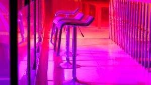 Unsere Autorin wollte immer mal in einen Swingerclub, gruselte sich aber vor Kunstpalmen und Chrom-Barhockern. Zu Unrecht, wie sie bald merken sollte.