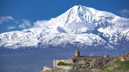 Armenische Sehnsuchtsaussicht vom Kloster Wirap auf den schneebedeckten Ararat.