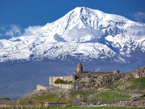 Armenische Sehnsuchtsaussicht vom Kloster Wirap auf den schneebedeckten Ararat.