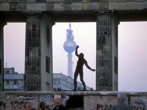 Tanz auf der Berliner Mauer am Brandenburger Tor