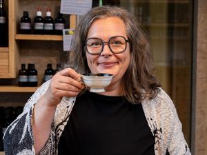 Als „Zammer Kräuterhex“ unternimmt Michaela Thöni-Kohler Spaziergänge mit Touristen.