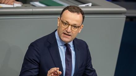 Jens Spahn (CDU), CDU/CSU Fraktionsvorsitzender im Bundestag, spricht in der Debatte im Bundestag.