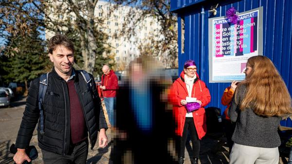 Stefan Gelbhaar auf dem Weg zur Mitgliederversammlung, begleitet von stillem Protest.