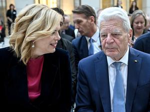 Die beiden sind sich einig: Bundestagspräsidentin Julia Klöckner und Joachim Gauck, Bundespräsident a. D., bei der Preisverleihung für Verdienste um die deutsche und europäische Verständigung der Deutschen Gesellschaft an Gauck.