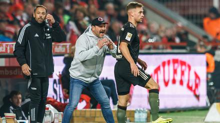 Unions Trainer Steffen Baumgart (Mi.) ärgerte sich über die VAR-Entscheidung.