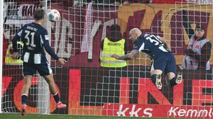 Der alte Bock klärt vor der Linie. Toni Leistner bewahrte Hertha in dieser Szene vor dem Ausgleich.