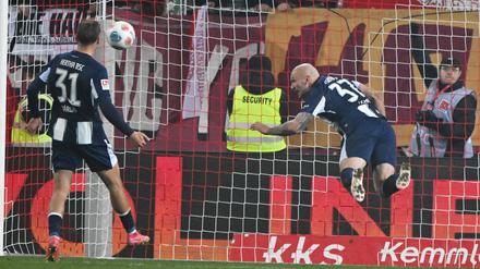 Der alte Bock klärt vor der Linie. Toni Leistner bewahrte Hertha in dieser Szene vor dem Ausgleich.