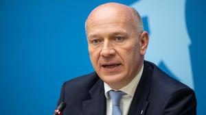 Berlins Regierender Bürgermeister Kai Wegner (CDU) will höhere Anwohnerparkgebühren.