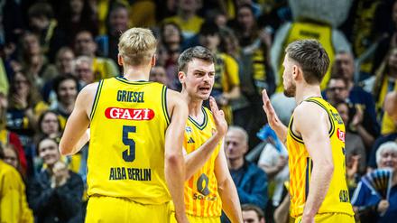 Für Sam Griesel, Jonas Mattisseck und Martin Hermannsson (von links nach rechts) geht es aufwärts.