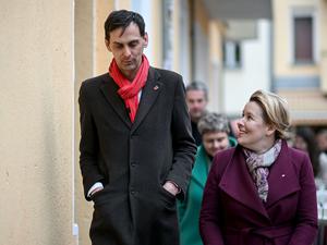 Martin Hikel (r), Bezirksbürgermeister von Neukölln und Franziska Giffey (SPD), Senatorin für Wirtschaft, Energie und Betriebe und ehemalige Bezirksbürgermeisterin von Neukölln gehen durch die Straßen des Bezirks Neukölln. (Archivbild)