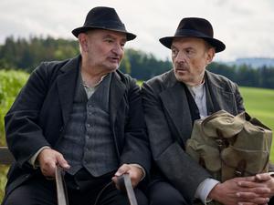 Silvan Heingeiger (Sigi Zimmerschied, l.) nimmt den Schuster Julius Kraus (Josef Hader) mit seiner Kutsche mit zum Leder kaufen in einer Szene des Fernsehzweiteilers „Sturm kommt auf“.