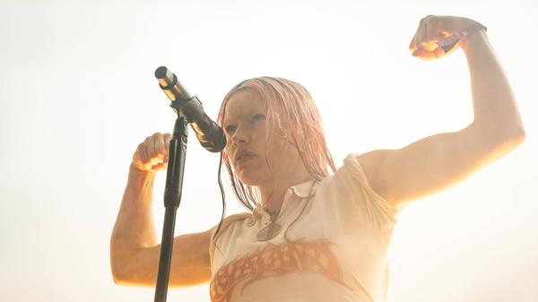 Wet Leg live at Way Out West 2025 Gothenburg, Sweden. 08th, August 2025. The British indie rock band Wet Leg performs a live concert during the Swedish music festival Way Out West 2025 in Gothenburg. Here singer and musician Rhian Teasdale is seen live on stage. Sweden, Göteborg PUBLICATIONxNOTxINxDENxNORxFINxBEL Copyright: xGonzalesxPhoto/JoexMillerx