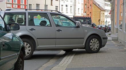 Falschparker in der Stadt: Ein geparktes Auto blockiert einen Bürgersteig.