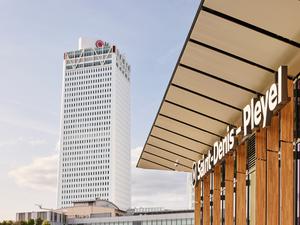 Alles neu: Das H4 Hotel Wyndham Pleyel Paris Resort und der neue Metro-Bahnhof Saint-Denis – Pleyel des japanischen Architekten Kengo Kuma (im Vordergrund).