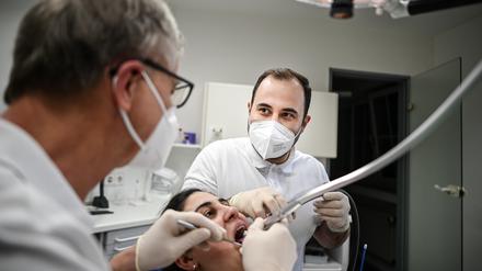 Der syrische Zahnarzt Mohamad Al Mahmid (r.) hat nach zwei Jahren seine Anerkennung als Zahnarzt in Deutschland bekommen.