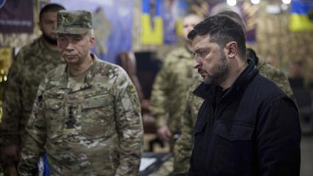 4. November 2025, Pokrowsk: Der ukrainische Präsident Wolodymyr Selenskyj (rechts) und der Befehlshaber der Streitkräfte, General Oleksandr Syrskyi (links), hören sich einen Bericht über Verteidigungsoperationen an.