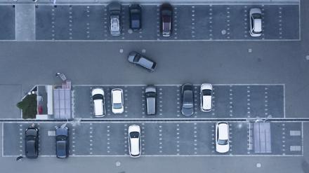 Auf vielen privaten Parkplätzen ersetzen Kameras mit KI die Schranken.