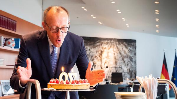 Kein Geburtstagsgeschenk zum Siebzigsten, aber einer Leihgabe: Im Hintergrund hängt Anselm Kiefers „Des Herbstes Runengespinst“.