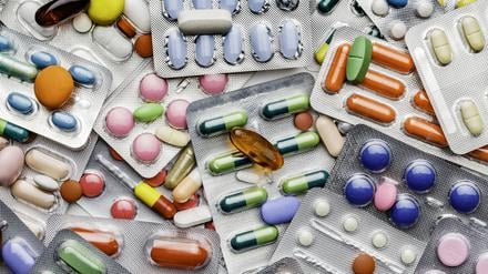 Medikamente entstehen vielfach mit öffentlicher Förderung, hohe Preise verlangen die Pharmafirmen dennoch.