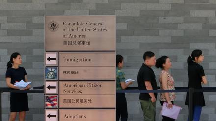 Menschen stehen vor dem Generalkonsulat der Vereinigten Staaten im chinesischen Guangzhou in einer Schlange, um ein US-Visum zu beantragen (Symbolbild).