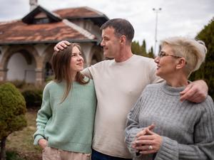 Eine Familie vor einem Haus.