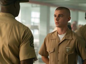 Stillgestanden! Cope (Miles Heizer) lernt schnell zu gehorchen.