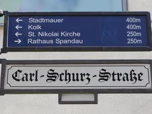 The Carl-Schurz Street, is the central shopping street in the old town of Spandau is a quiet pedestrian area with department stores, specialty shops and restaurants. Die Carl-Schurz Straße, ist die zentrale Einkaufsstraße in der Altstadt Spandau mit einer ruhigen Fußgängerzone mit Kaufhäusern, Fachgeschäften und Gastronomie.