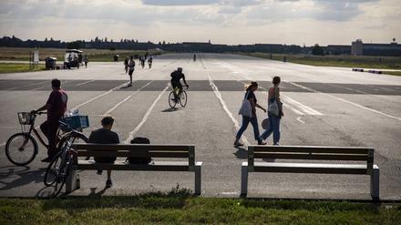 Menschen auf dem Tempelhofer Feld in Berlin