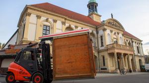 Ein Gabelstabler verstetz auf dem Alten Markt vor dem Rathaus der Stadt Magdeburg eine Hütte vom Magdeburger Weihnachtsmarkt. Der Weihnachtsmarkt wird derzeit aufgebaut.