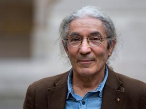 Der Schriftsteller Boualem Sansal, der auch französischer Staatsbürger ist, war 2024 bei der Ankunft in Algier festgenommen und später zu fünf Jahren Haft verurteilt worden.