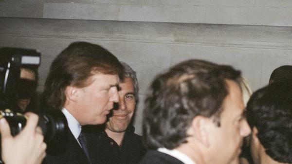 Donald Trump und Jeffrey Epstein nehmen am 9. April 1997 an einer von Rogers & Cowan gesponserten Veranstaltung der Victoria’s Secret Angels im Club Duvet in der 21st Street in New York Cityl.