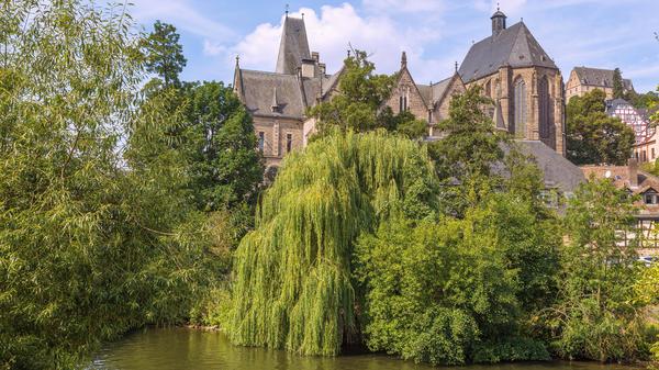 Die Uni Marburg lässt vier Studierenden für ein Jahr umsonst lesen.