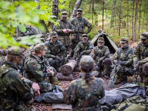 Rekruten bei der Basisausbildung auf einem Truppenübungsplatz..