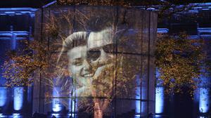 Fotos der Opfer werden bei einer Ton- und Lichtshow im „Jardin du 13 novembre 2015“ projiziert, während des Gedenkens zum 10. Jahrestag der Terroranschläge, bei denen 132 Menschen getötet und Hunderte verletzt wurden.