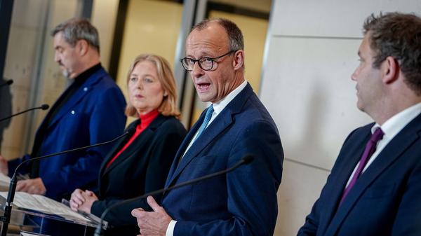 Das Koalitionsquartett ist zufrieden mit sich.