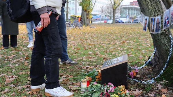 Gedenktafel für verstorbene obdachlose Menschen am Berliner Ostbahnhof.