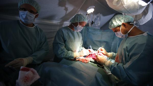 Ärzte bei einer Übung der Bundeswehr in einem Lazarett.