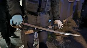 In einem Lokal wurden neben mutmaßlicher Hehlerware eine Stichwaffe gefunden.