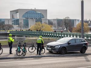 Polizisten der Fahrradstaffel stellen Strafzettel für einen Falschparker auf der Hugo-Preuß-Brücke nahe dem Bundeskanzleramt aus.