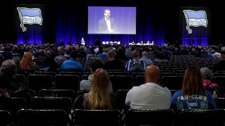 Der Fußball-Zweitligist Hertha BSC hat am Samstag in der Messe Berlin seine Mitgliederversammlung abgehalten.