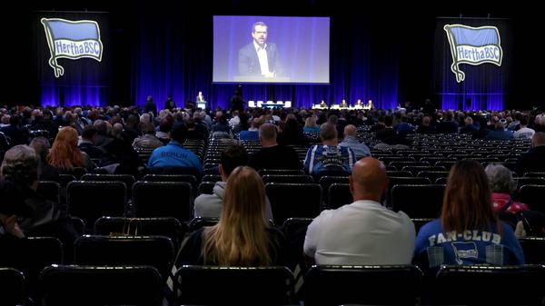 Der Fußball-Zweitligist Hertha BSC hat am Samstag in der Messe Berlin seine Mitgliederversammlung abgehalten.