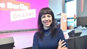 15.11.2025, Berlin: Elif Eralp, Spitzenkandidatin der Partei Die Linke in Berlin, nimmt am Landesparteitag der Partei teil. Foto: Paul Zinken/dpa +++ dpa-Bildfunk +++