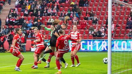 Toma Ihlenburg erzielt das Tor zum 0:1 gegen Torfrau Nadine Böhi.