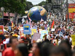Tausende Klimaschützer zogen durchs Zentrum der Millionenstadt Belém.