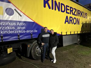 Kinderzirkus Aron in Treptow-Köpenick hochladen. Das Paar sind Sandra Sperlich und Sascha Endres.