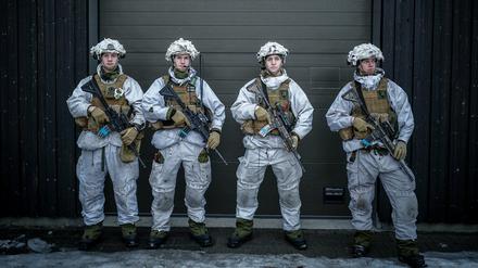 Norwegische Grenzsoldaten warten in der Pasvik Grenzstation auf den deutschen und norwegischen Verteidigungsminister.